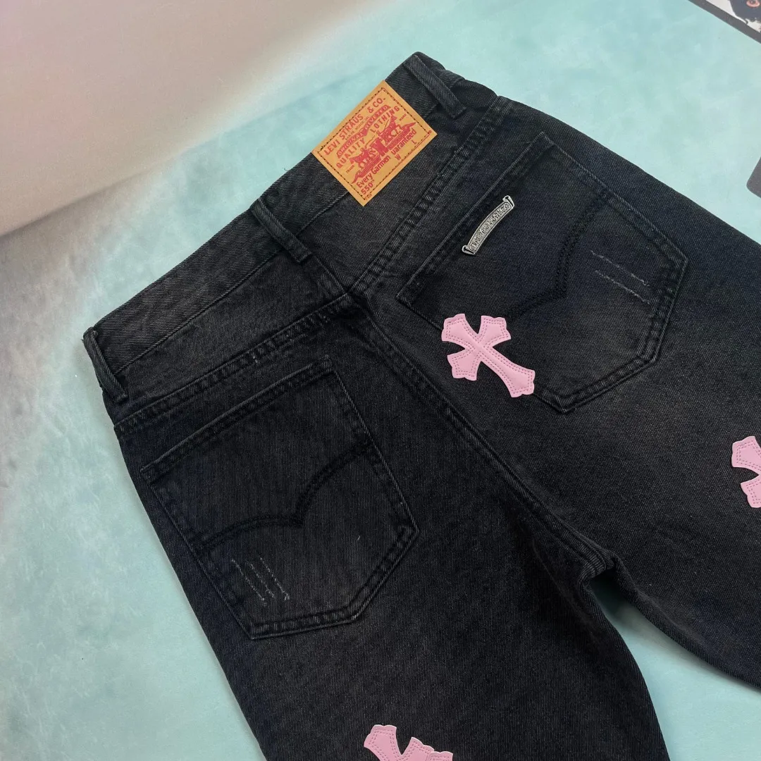 🅿️236 🔘Style No.-KL151 🔘Cro Heart𝐂𝐡𝐫𝐨𝐦𝐞 𝐇𝐞𝐚𝐫𝐭 Classic CH Cross Patch Leather Jeans [Black Pink] The top-notch heavy-duty washing water gives the denim a natural aged texture, making it softer and softer to the touch, and every fold is a filter of age. The calfskin cross is fully laser-cut, with neat lines like works of art, and high-grade matte edges. The distressed silver hardware has its own retro buff, and the buttons and zippers tell a story the more they are used. The straight silhouette is perfect for concealing your body, and the hips become wider and the legs become thicker in seconds. Pair it with short boots to make you look taller, or wear it with dad shoes for a lazy look. You can wear it casually with a white T-shirt and it will make you shine. From the leather to the wiring, everything is top-notch, and you can tell the texture at the first touch - it's not in the same dimension as the currency at all!  Size: S M L XL (28.30.32.34) Color: black with black, black with white, black with pink